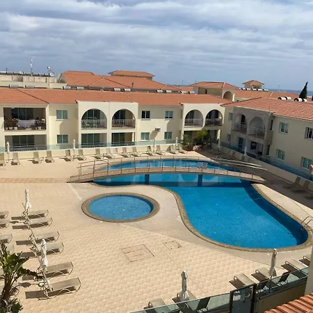 Cozy Ground Floor With Communal Pool *