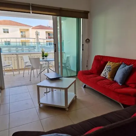 Cozy Ground Floor With Communal Pool *