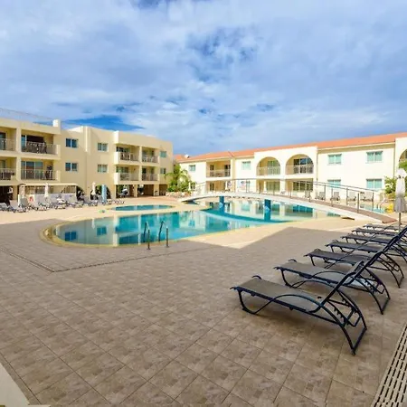 Cozy Ground Floor With Communal Pool *