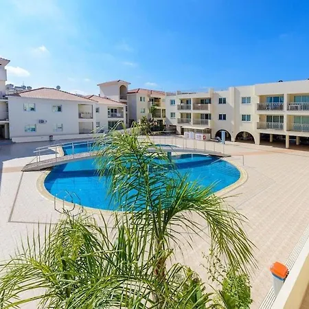 Cozy Ground Floor With Communal Pool